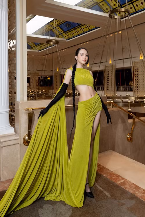 Thanh Thủy chuộng trang phục khoe eo thon.