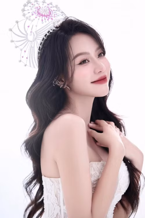 Thanh Thủy nâng vòng một và sửa mũi.