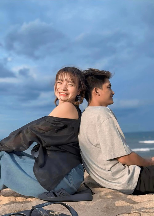 Mạc Văn Khoa dành không ít lời có cánh cho Thảo Vy. Dịp kỷ niệm 9 năm bên nhau, anh nhắn nhủ bạn đời: "2 năm ngày cưới - 9 năm yêu nhau. Chúng ta sẽ luôn dành cả thanh xuân cho nhau em nhé". Ảnh: FB Thảo Vy.