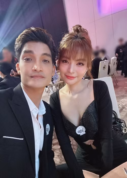 Thảo Vy chuộng váy áo nữ tính, tôn đường cong hình thể. Ảnh: FB Mạc Văn Khoa.