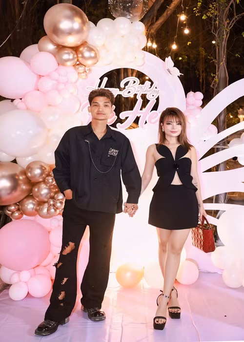 Cô trở thành hậu phương vững chắc của chồng trong 9 năm qua. Ảnh: FB Thảo Vy.