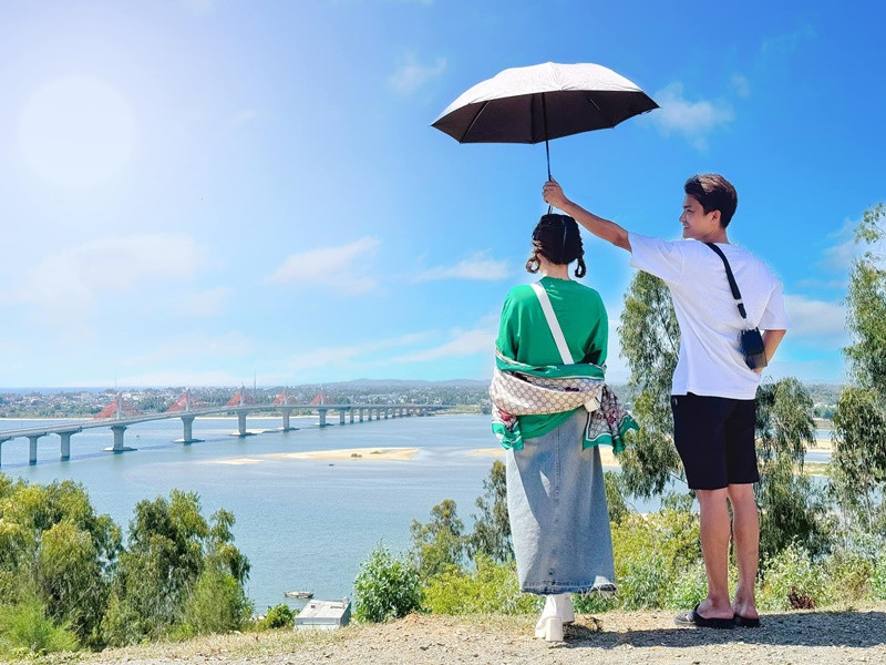 Nam diễn viên hài dành cử chỉ ngọt ngào cho vợ hơn tuổi trong một chuyến nghỉ dưỡng. Ảnh: FB Thảo Vy.