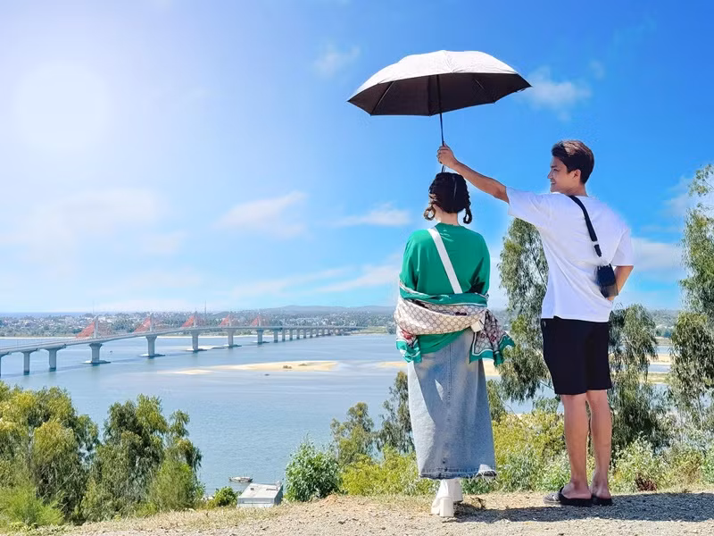 Nam diễn viên hài dành cử chỉ ngọt ngào cho vợ hơn tuổi trong một chuyến nghỉ dưỡng. Ảnh: FB Thảo Vy.