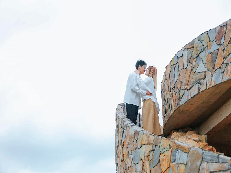 Chia sẻ loạt ảnh tình tứ bên Thảo Vy, Mạc Văn Khoa viết: “Gần 10 năm yêu đương và cưới hỏi nhưng lâu lâu vẫn cứ phải lãng mạn xíu đúng không vợ”. Ảnh: FB Mạc Văn Khoa.