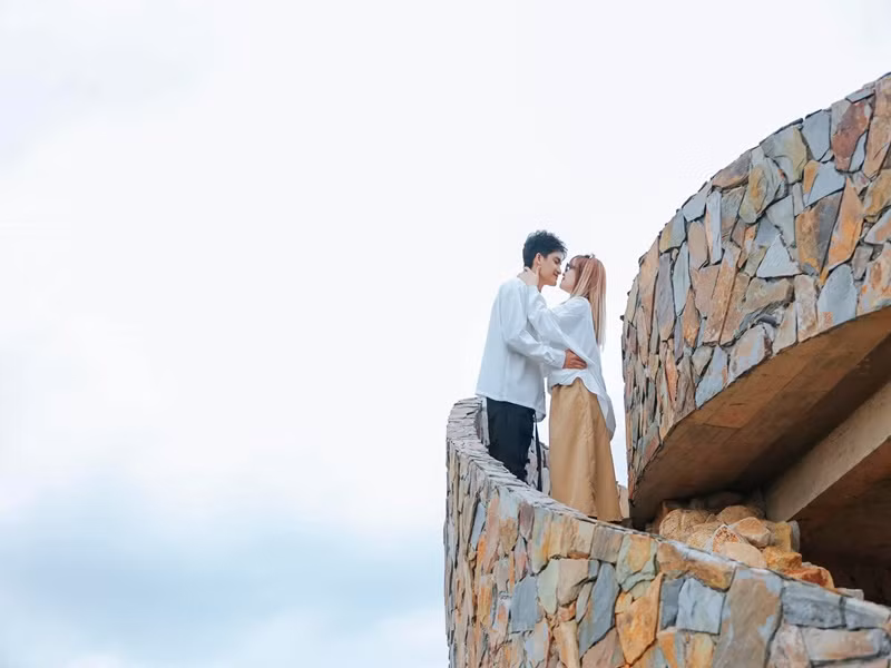 Chia sẻ loạt ảnh tình tứ bên Thảo Vy, Mạc Văn Khoa viết: “Gần 10 năm yêu đương và cưới hỏi nhưng lâu lâu vẫn cứ phải lãng mạn xíu đúng không vợ”. Ảnh: FB Mạc Văn Khoa.