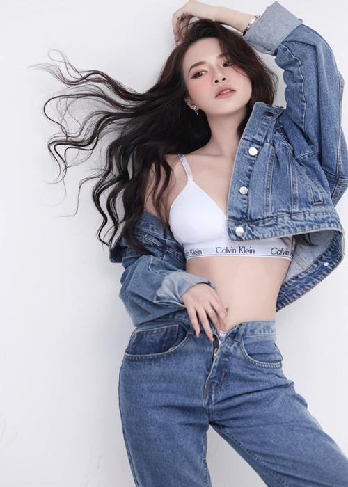 Theo VTV, Hà Trang có 12 năm liền đạt danh hiệu học sinh giỏi, giải Nhì cuộc thi Học sinh giỏi Văn cấp thành phố.