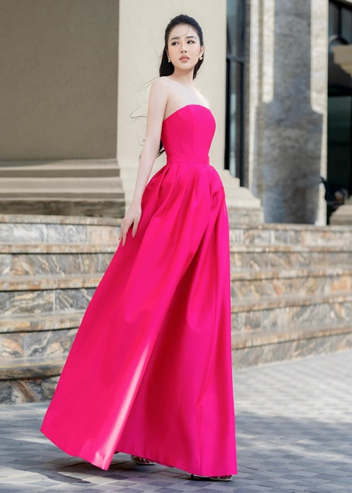 Chân dài sinh năm 1999 là sinh viên giỏi của trường Đại học Kinh tế Kỹ thuật Công nghiệp.