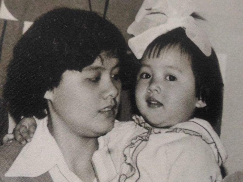 Sinh năm 1980, BTV Hoài Anh sở hữu gương mặt bầu bĩnh, dễ thương ngày còn nhỏ. Trong ảnh, Hoài Anh đáng yêu bên mẹ. Nữ MC chia sẻ: "Mẹ Hoài Anh cũng đẹp như một cô búp bê Nga vậy mọi người nhỉ".