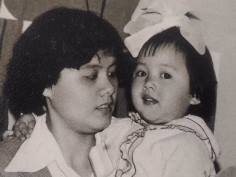 Sinh năm 1980, BTV Hoài Anh sở hữu gương mặt bầu bĩnh, dễ thương ngày còn nhỏ. Trong ảnh, Hoài Anh đáng yêu bên mẹ. Nữ MC chia sẻ: "Mẹ Hoài Anh cũng đẹp như một cô búp bê Nga vậy mọi người nhỉ".