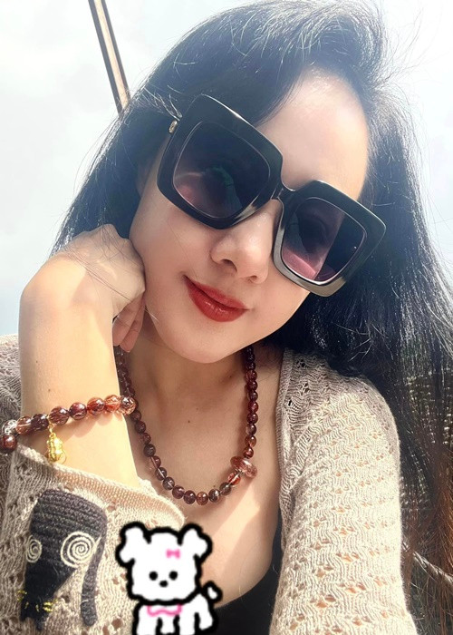 Nhan sắc đời thường của Hoài Anh vẫn cuốn hút dù cô không váy áo cầu kỳ, trang điểm kỹ lưỡng.