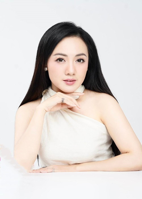 Sau 1 lần sinh nở, nữ biên tập viên ngày càng đẹp mặn mà.