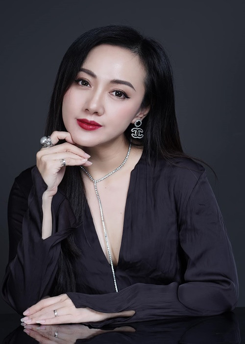 Chụp ảnh nghệ thuật, Hoài Anh được khen về sắc vóc lẫn thần thái.