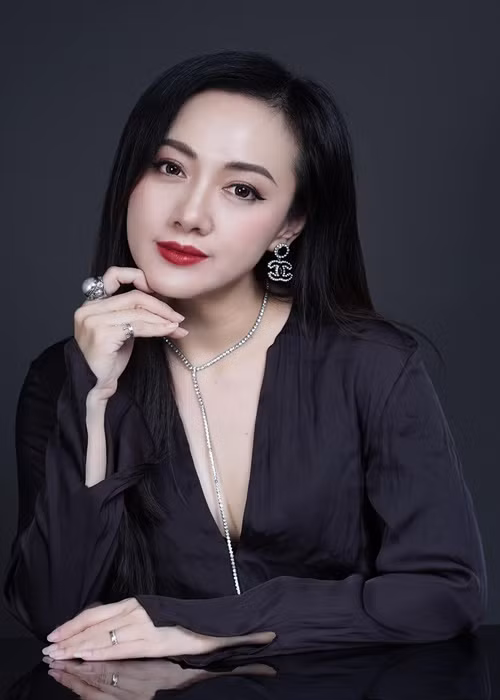 Chụp ảnh nghệ thuật, Hoài Anh được khen về sắc vóc lẫn thần thái.