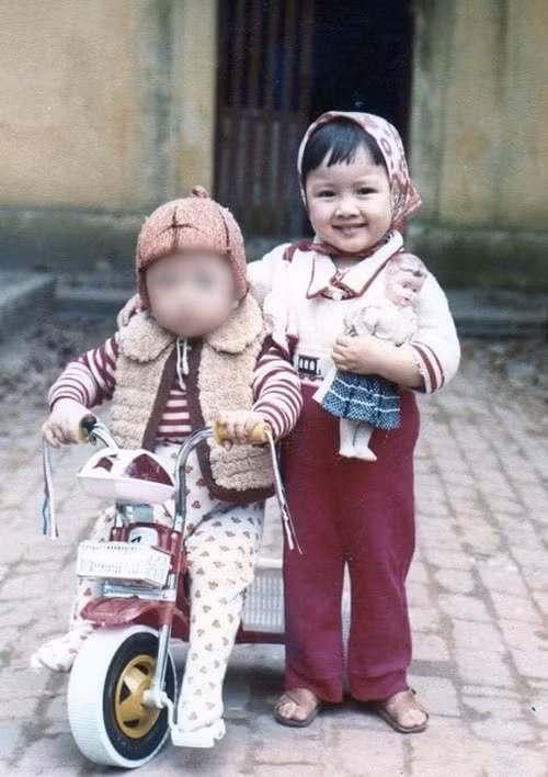 Hoài Anh đăng ảnh đội chiếc khăn mẹ mua từ Nga khi còn bé.