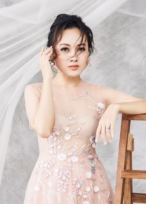 Nhiều khán giả khen ngợi Hoài Anh trẻ hơn tuổi thật, giữ được vóc dáng thon thả dù ở tuổi 44.