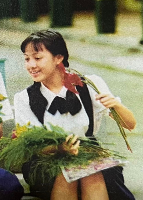 Nữ biên tập viên sở hữu nụ cười duyên.