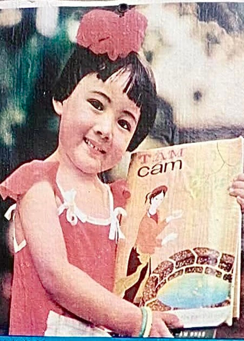 Hoài Anh năm 4 tuổi, chụp ảnh lịch. “Mặc dù mới 4 tuổi nhưng lúc đó Hoài Anh răng đã đều tăm tắp, không sún chiếc nào, thế nên khi in lịch, nhiếp ảnh gia đã tô đen chiếc răng cửa một chút cho hơi sún, cho có vẻ trẻ con. Chân mày cũng bị kẻ thêm nên nhìn hơi đậm và già hơn so với ở ngoài”, nữ biên tập viên cho hay.