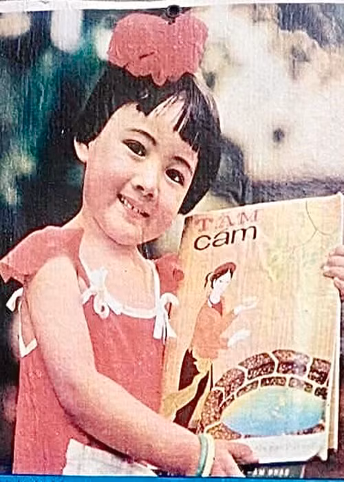 Hoài Anh năm 4 tuổi, chụp ảnh lịch. “Mặc dù mới 4 tuổi nhưng lúc đó Hoài Anh răng đã đều tăm tắp, không sún chiếc nào, thế nên khi in lịch, nhiếp ảnh gia đã tô đen chiếc răng cửa một chút cho hơi sún, cho có vẻ trẻ con. Chân mày cũng bị kẻ thêm nên nhìn hơi đậm và già hơn so với ở ngoài”, nữ biên tập viên cho hay.