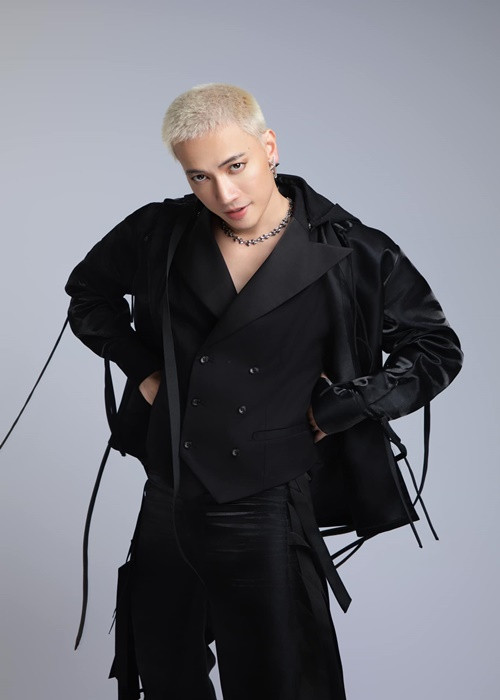 Tháng 10/2019, trong lúc Sơn Thạch biểu diễn một khán giả nam tiến tới gần và động chạm vào chỗ kín của nam ca sĩ. Thời điểm đó, Sơn Thạch giật mình rồi nhanh chóng lùi lại. Trước sự việc của Sơn Thạch, khán giả bức xúc cho rằng, đây không chỉ là hành vi bất lịch sự mà còn xâm hại thân thể nam ca sĩ. Ảnh: FB Sơn Thạch.