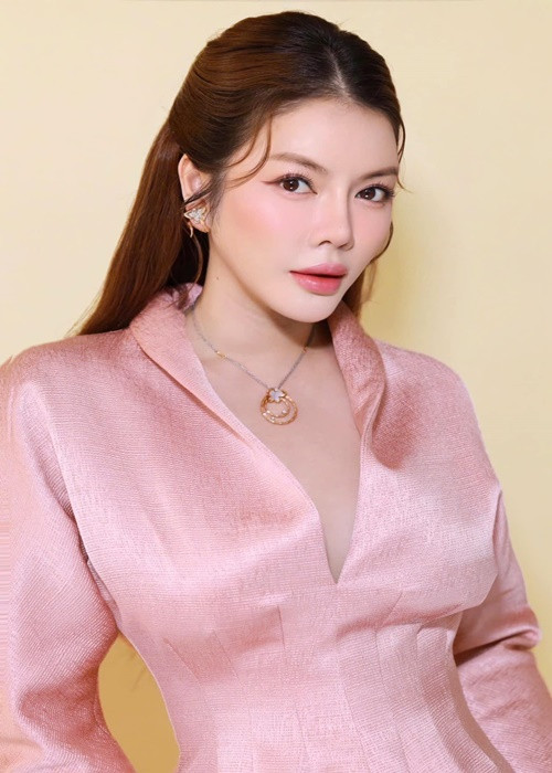 Tháng 8/2023, Lý Nhã Kỳ cho biết, fan cuồng thậm chí nắm được thông tin cá nhân các thành viên trong gia đình cô. Nữ diễn viên từng thuê vệ sĩ nhưng lại thôi. Cô cho rằng không gian riêng của nghệ sĩ vốn đã eo hẹp, nếu đi đâu cũng có vệ sĩ sẽ không còn cuộc sống riêng. Ảnh: FB Lý Nhã Kỳ.