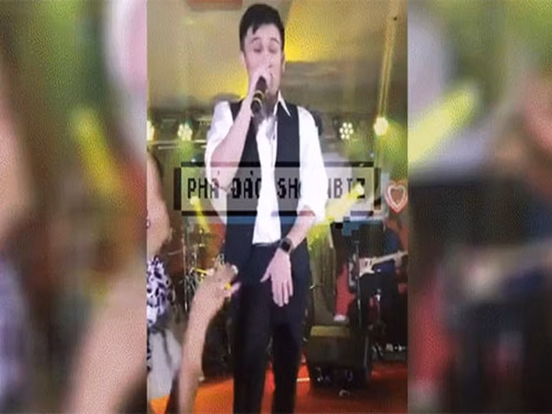 Năm 2018, trong khi Dương Triệu Vũ biểu diễn, một khán giả nữ đã có hành động đụng chạm vùng kín của nam ca sĩ. Sau đêm diễn, khi xem lại những hình ảnh này Dương Triệu Vũ rất bức xúc. Theo nam ca sĩ, hành động của fan nữ là hành vi quấy rối tình dục. Trước hình ảnh không đẹp được lan truyền trên mạng xã hội, Dương Triệu Vũ càng cảm thấy bị tổn thương, thậm chí anh coi sự cố này là một vết nhơ. Ảnh: FB Dương Triệu Vũ.