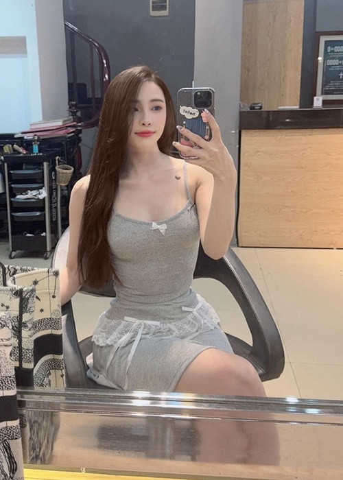 Sở hữu đường cong nuột nà, Quỳnh Nga mặc đơn giản cũng hút mắt. Ảnh: FB Quỳnh Nga.