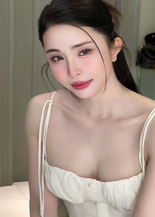 Nữ diễn viên có làn da mịn màng, trắng như phát sáng. Ảnh: FB Quỳnh Nga.