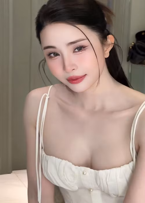 Nữ diễn viên có làn da mịn màng, trắng như phát sáng. Ảnh: FB Quỳnh Nga.