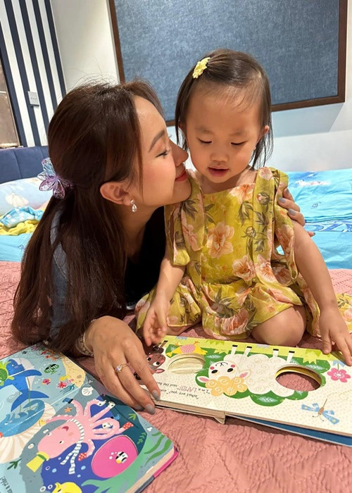 Con gái thứ hai của Vân Hugo năm nay 2 tuổi, rất đáng yêu.