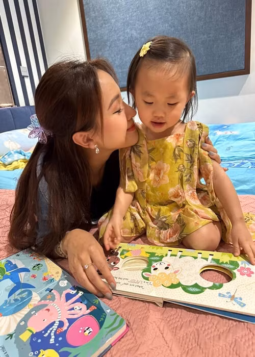 Con gái thứ hai của Vân Hugo năm nay 2 tuổi, rất đáng yêu.