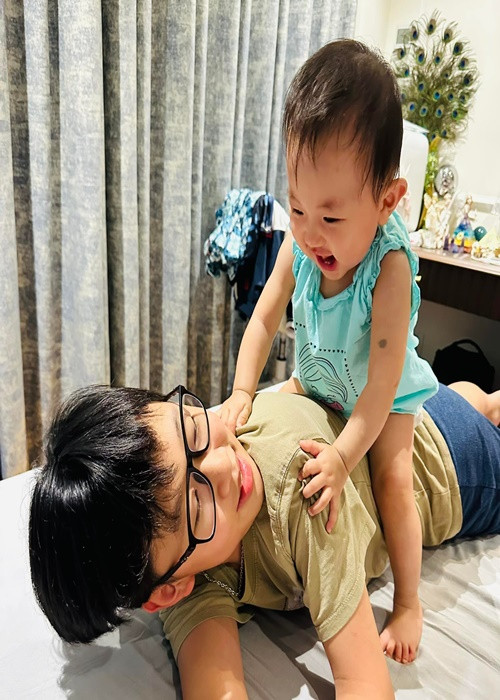 Con trai đầu lòng của Vân Hugo cưng chiều em gái cùng mẹ khác cha.