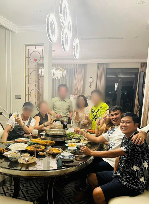 Vợ chồng Vân Hugo thường mời bạn bè đến chơi nhà.