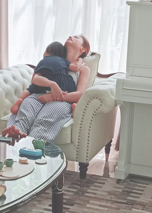 Vân Hugo chia sẻ hình ảnh ngủ bên con gái vào ngày cuối tuần.