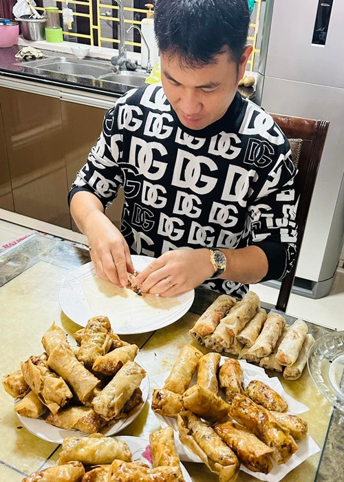 Vân Hugo khoe chồng gói nem.