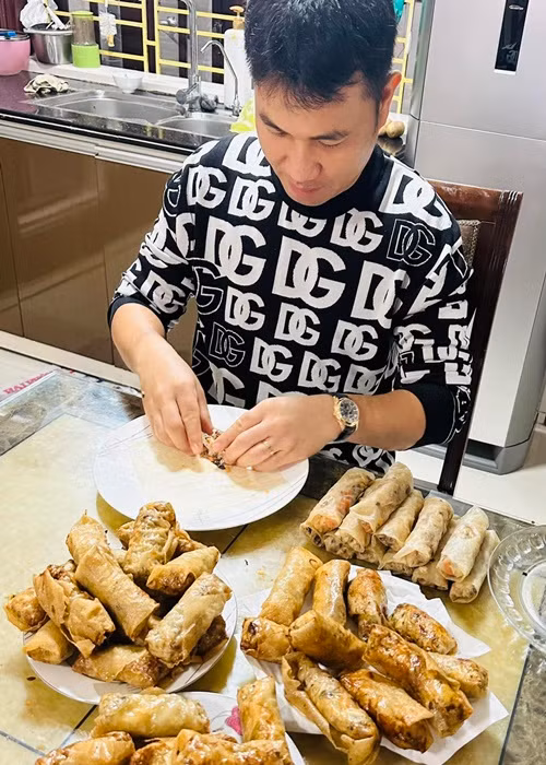 Vân Hugo khoe chồng gói nem.