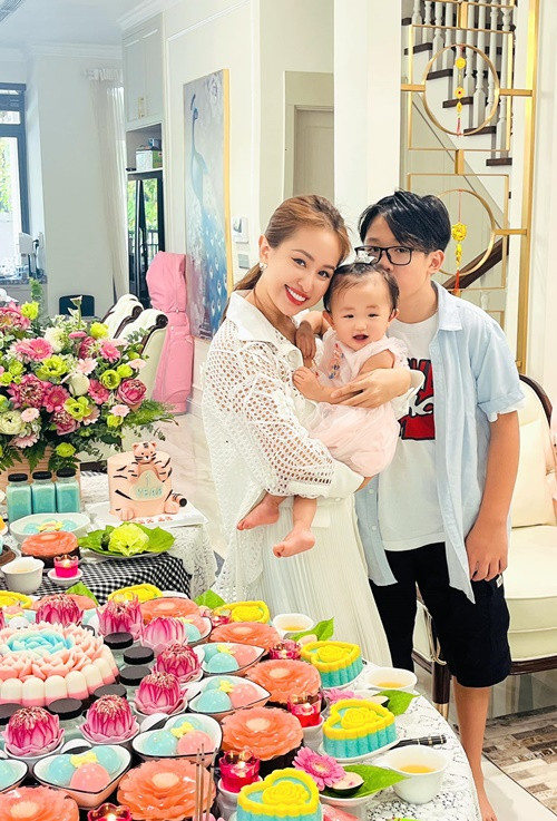 Nữ MC bận rộn chăm sóc các con.