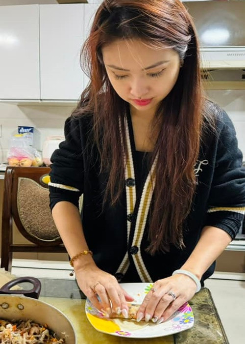 Vợ chồng nữ MC đều thích nấu ăn tại nhà.