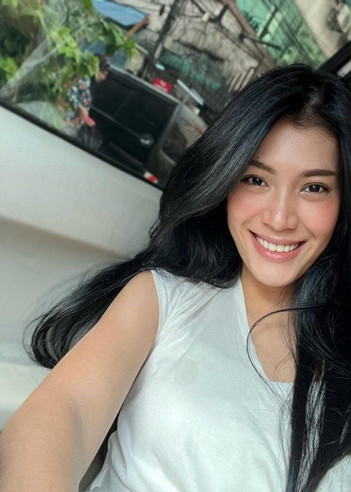 Mỹ nhân người Myanmar khoe vẻ trẻ trung khi ít son phấn.