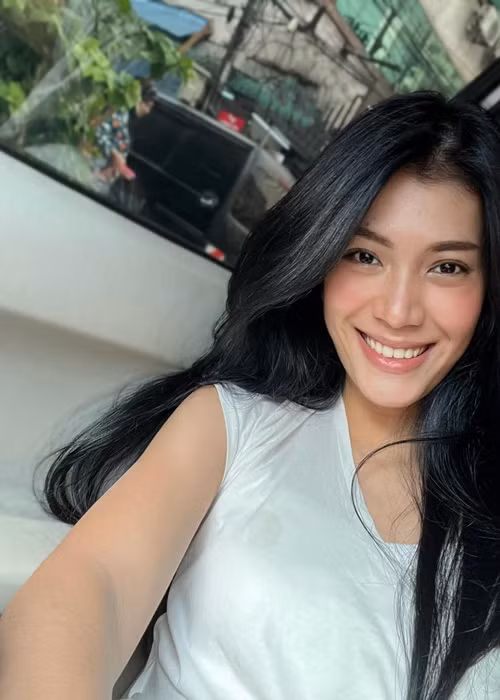 Mỹ nhân người Myanmar khoe vẻ trẻ trung khi ít son phấn.