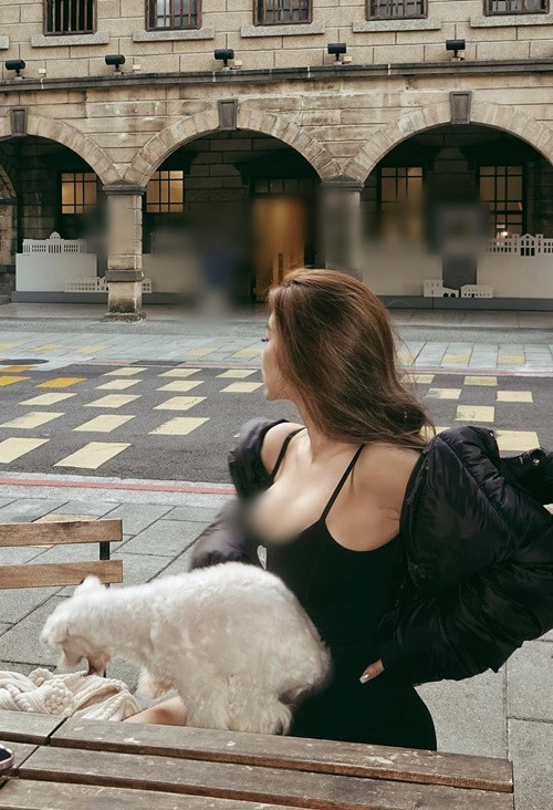 Lã Nghiên Tâm gây chú ý khi đăng ảnh mặc o ép vòng một khi xuống phố.