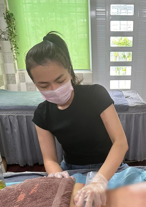 Ở Canada, Ái Châu làm thêm công việc mát xa. "Công việc làm thêm nhỏ xíu của em. Mọi người khỏe em cũng vui á", Ái Châu chia sẻ.