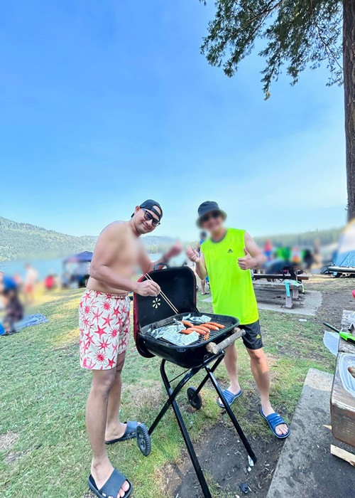 Cuối tuần rảnh rỗi, Huỳnh Đông đưa vợ con đi cắm trại.