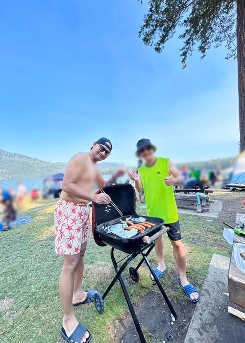 Cuối tuần rảnh rỗi, Huỳnh Đông đưa vợ con đi cắm trại.