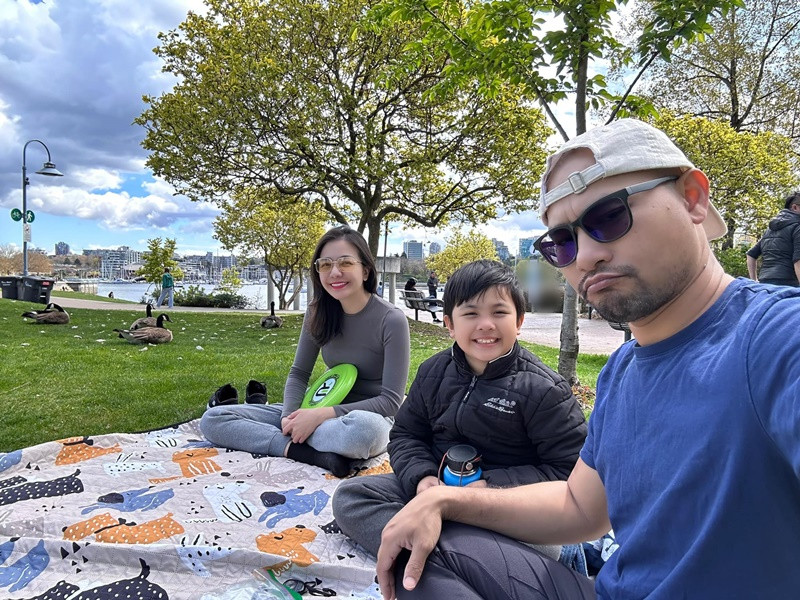 Vợ chồng nam diễn viên hứng thú với cuộc sống mới.