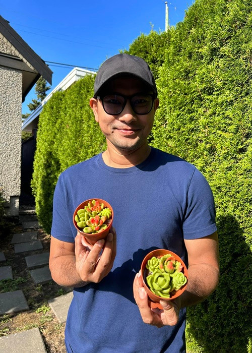 Huỳnh Đông thích trồng cây khi định cư ở Canada.