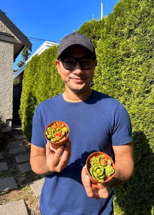 Huỳnh Đông thích trồng cây khi định cư ở Canada.