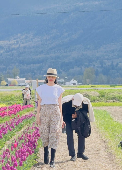 Huỳnh Đông luôn chiều chuộng Ái Châu. Trong ảnh, nam diễn viên cúi người quay clip cho vợ.