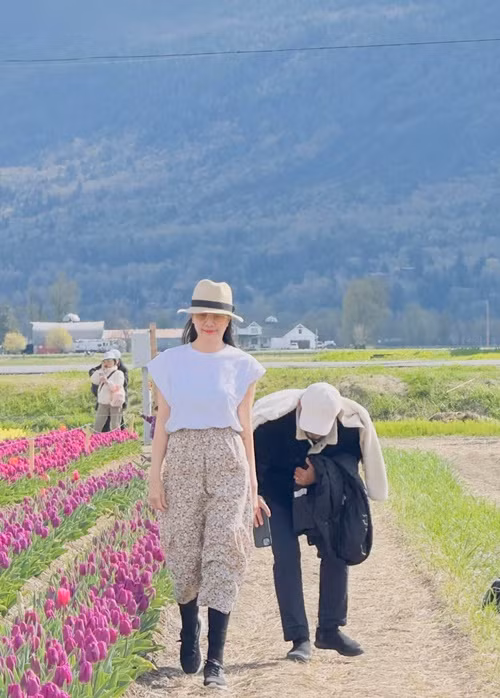 Huỳnh Đông luôn chiều chuộng Ái Châu. Trong ảnh, nam diễn viên cúi người quay clip cho vợ.