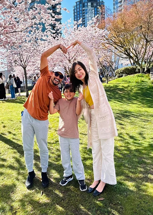 Nhóc tì nhà Huỳnh Đông đang học lớp 4, giao tiếp tiếng Anh tốt.