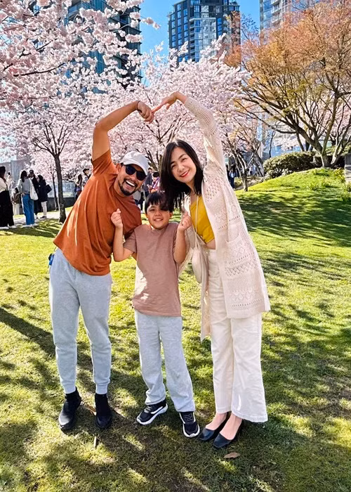 Nhóc tì nhà Huỳnh Đông đang học lớp 4, giao tiếp tiếng Anh tốt.